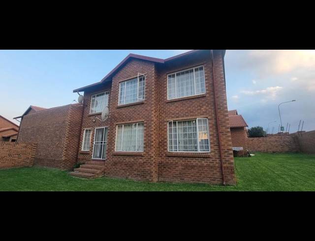 2 BEDROOM TOWNHOUSE FOR SALE IN THE REEDS